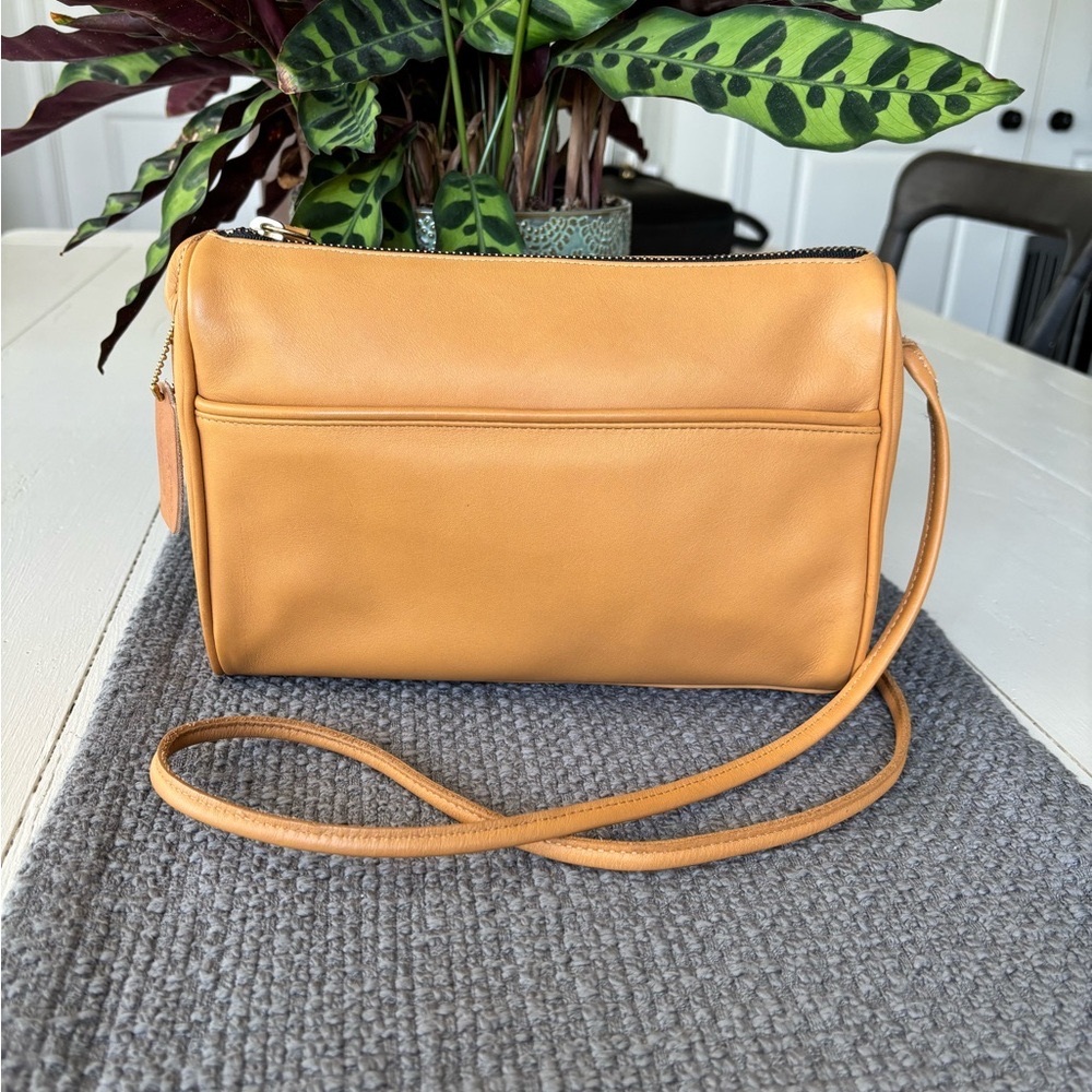 SOLD!

🌼Vintage Coach Slim Zip in Honey🌼